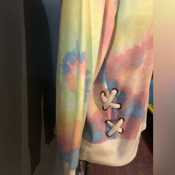 Secret Treasures Tie dye sweatshirt with tied sides. - Picture 3 of 9